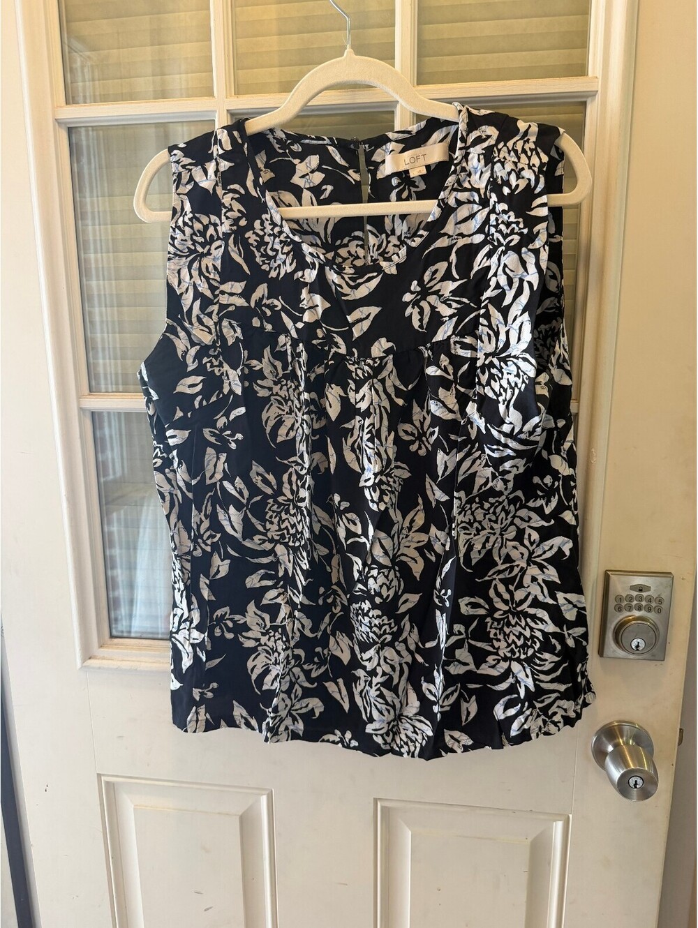LOFT Women's Black and White Floral Sleeveless Top Size Large